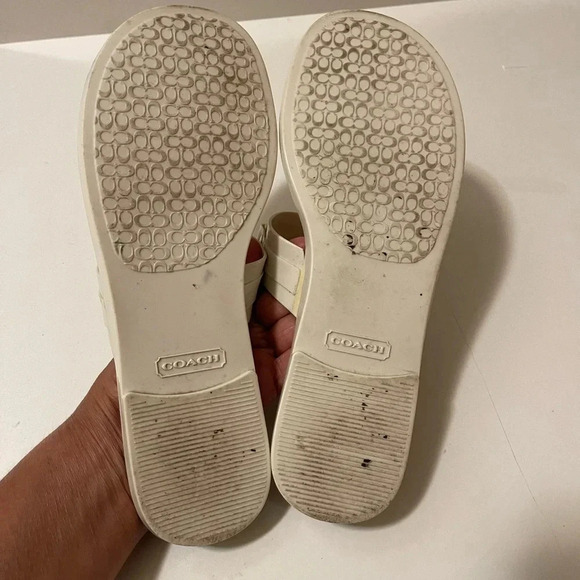 Coach's beautiful cream color Sandal with cold color horsbit - Picture 9 of 10